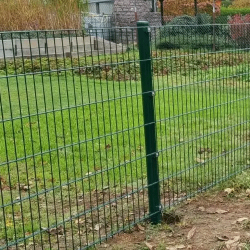 Zaunpfosten mit Klemme