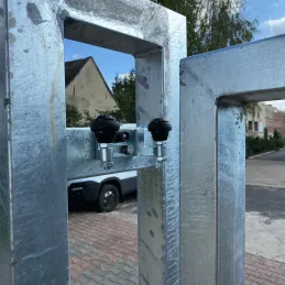 Industrie-Schiebetor freitragend 300 cm, Stahlprofil-Füllung – Detail