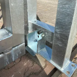 Industrie-Schiebetor freitragend 300 cm, Stahlprofil-Füllung – Detail
