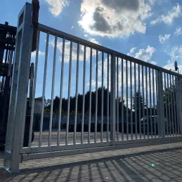 Industrie-Schiebetor freitragend 300 cm, Stahlprofil-Füllung – Detail