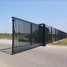 Industrie-Schiebetor freitragend 600 cm, Stahlprofil-Füllung – Detail