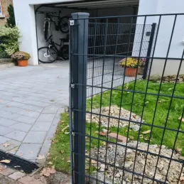 Zaun-Eckpfosten mit Klemme für Doppelstabmatten, anthrazit (RAL 7016) – Ansicht 8