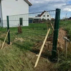 Zaunpfosten mit Abdeckleiste