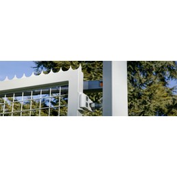 Locinox Torband am Pfosten montiert – 180° Öffnungswinkel