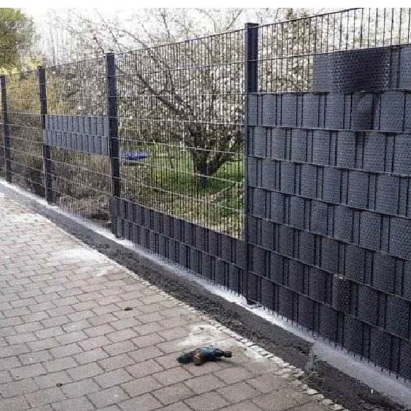 Doppelstabmattenzaun entlang einer Grundstücksgrenze
