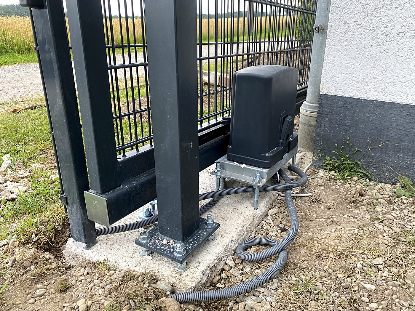 Schiebetorantrieb montiert