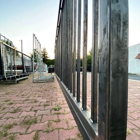 Stahlprofil-Füllung 25 × 25 mm – jeder Stab einzeln in den Rahmen eingeschweißt