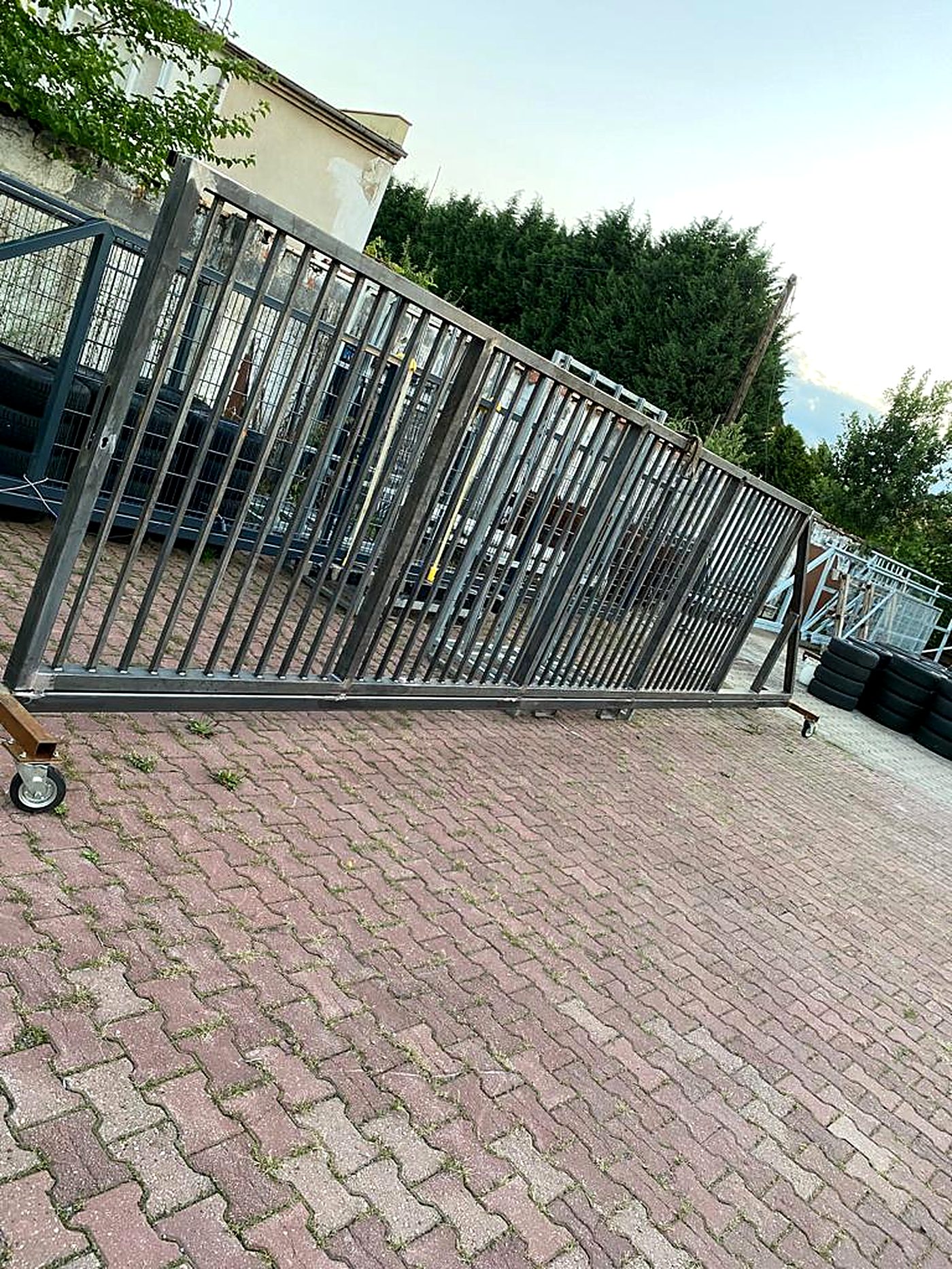Freitragendes Industrie-Schiebetor – durchgehende Fahrschiene, keine Bodenschiene