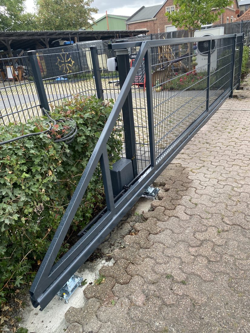 Schiebetorantrieb Sommer RUNner+ an der Hofseite montiert