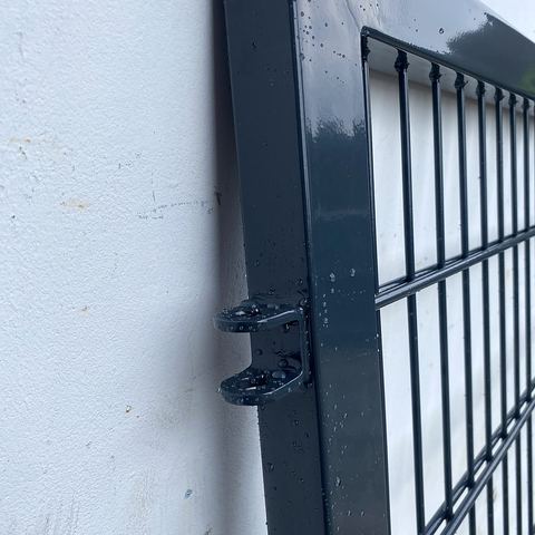 Beschlag am Torrahmen, werkseitig montiert