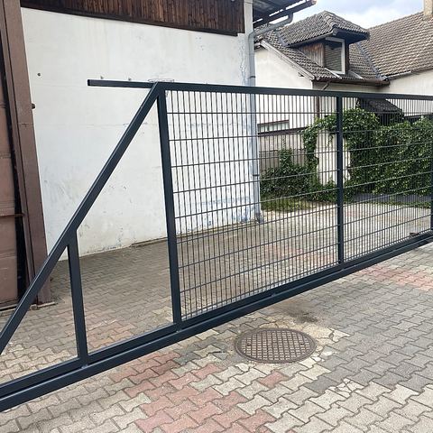Freitragendes Schiebetor – fertig zur Auslieferung