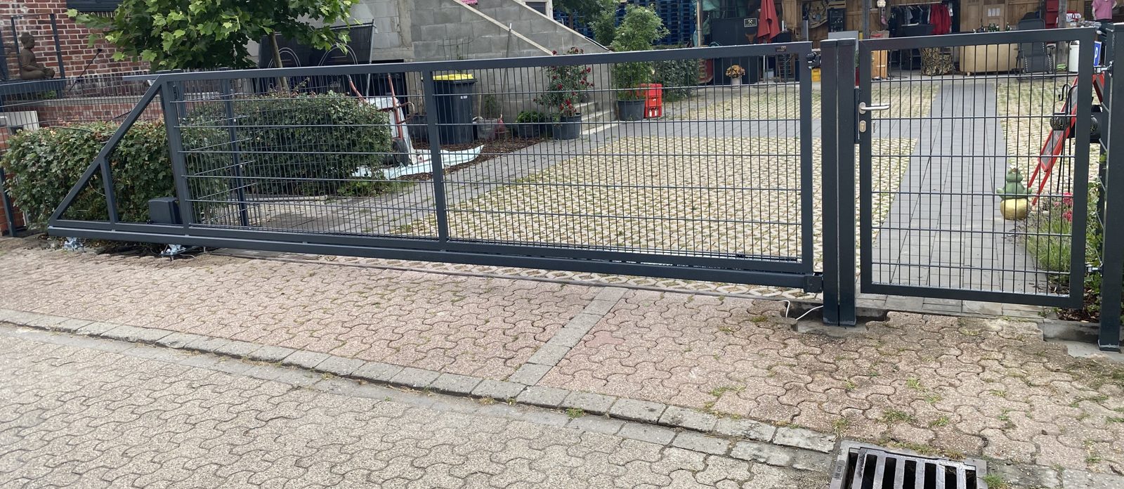 Freitragendes Schiebetor mit Gartenpforte, RAL 7016 anthrazit – Montage beim Kunden